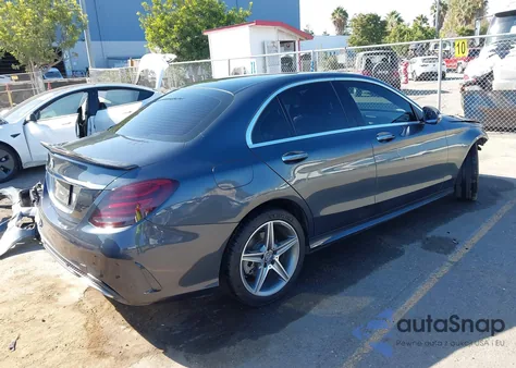 2015 Mercedes-Benz C 300 Sport 4Matic z USA, uszkodzony, nr VIN 55SWF4KB0FU042708